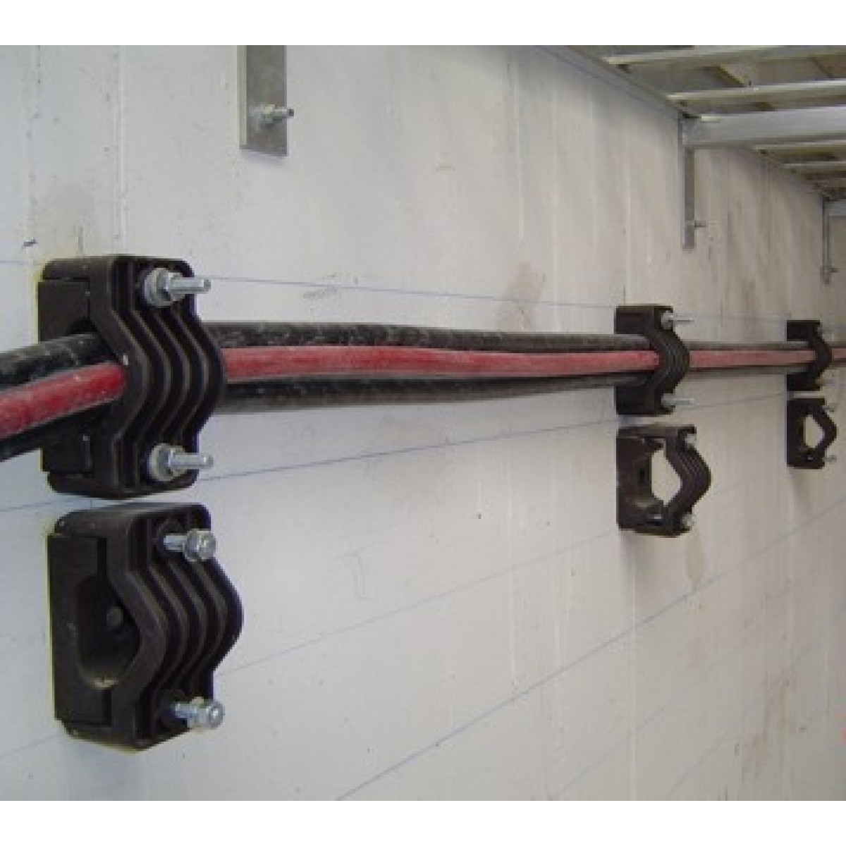 Abrazaderas para Conductores Subterráneos